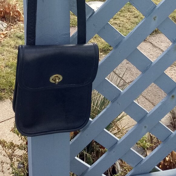 VTG COACH BLACK Side pack Turnlock Leather cross Body Phone Purse 9978 USA - Picture 3 of 11